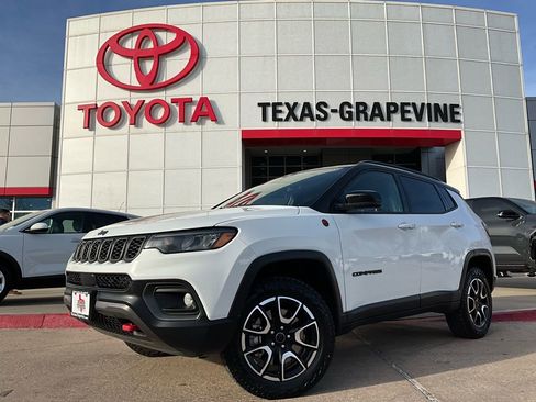 Used 2025 Jeep Compass Trailhawk image 2