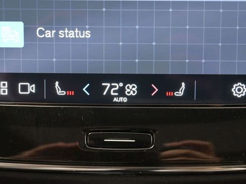 Used 2024 Volvo XC40 B5 Plus image 19