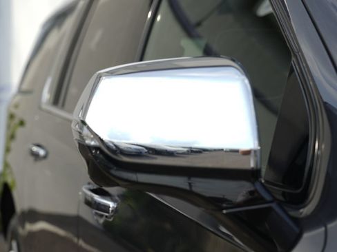 Used 2025 Chevrolet Suburban Premier AWD/4WD image 9