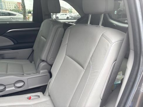 Used 2016 Toyota Highlander Limited FWD image 4