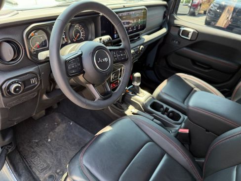 Used 2025 Jeep Wrangler Unlimited Rubicon AWD/4WD image 13