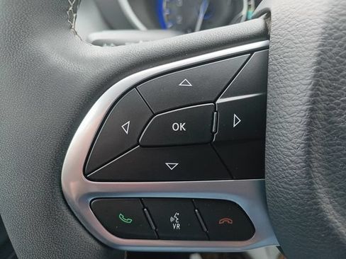 Used 2025 Chrysler Pacifica Select FWD image 4