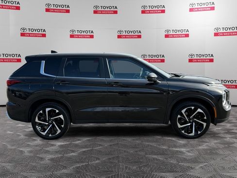 Used 2024 Mitsubishi Outlander SE image 2