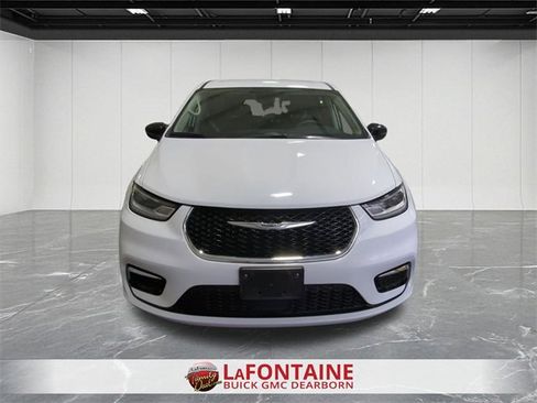 Used 2024 Chrysler Pacifica Select image 3