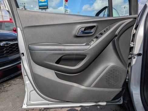 Used 2022 Chevrolet Trax LT w/ LT Convenience Package image 9