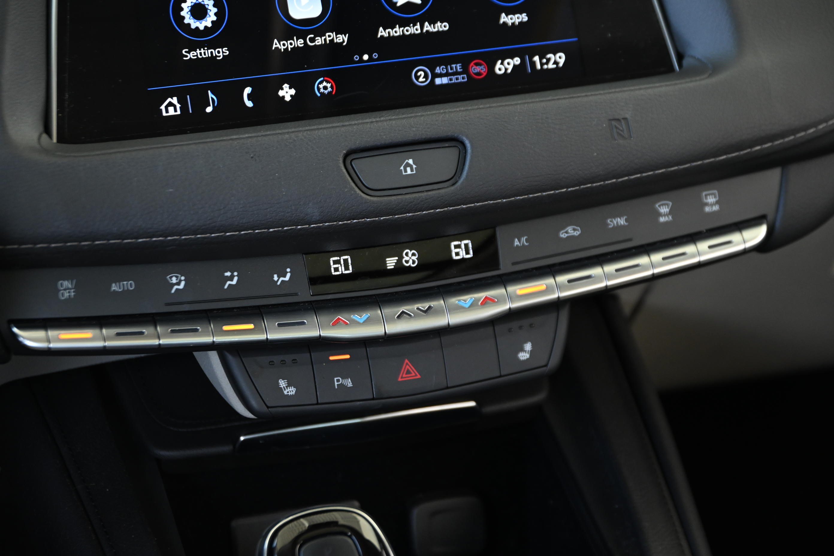 Used 2021 Cadillac XT4 Luxury w/ Cold Weather Package FWD image 19