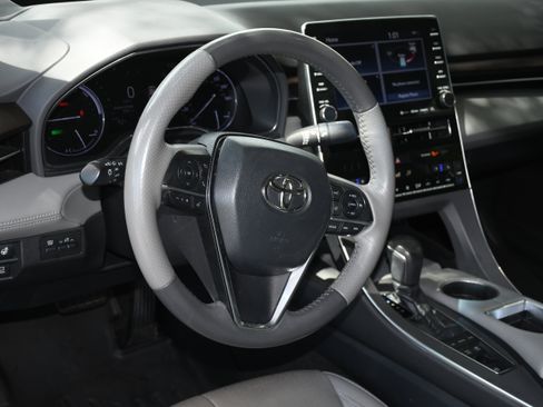 Used 2020 Toyota Avalon Limited image 9