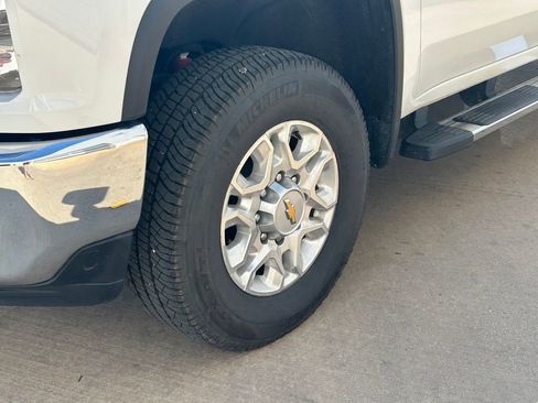 Used 2023 Chevrolet Silverado 2500 LT w/ Convenience Package AWD/4WD image 9