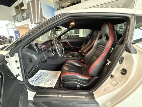 Used 2014 Nissan GT-R Black Edition image 19