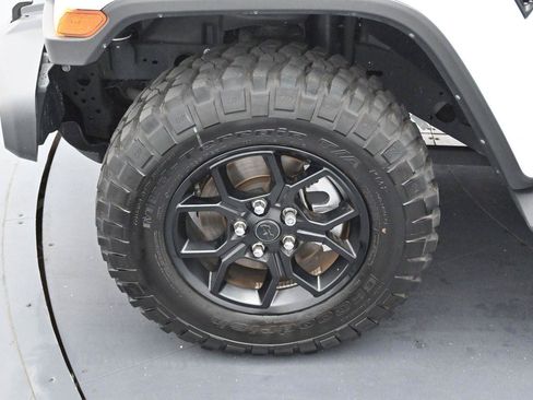Used 2025 Jeep Gladiator Sport AWD/4WD image 28