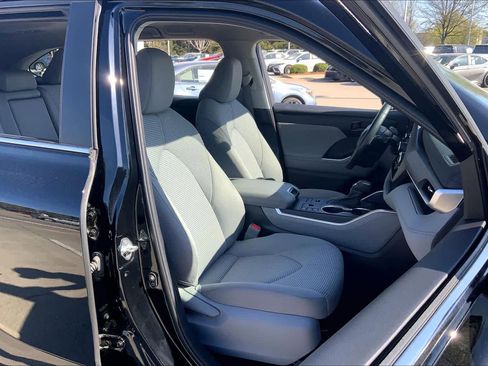 Used 2023 Toyota Highlander LE AWD/4WD image 9