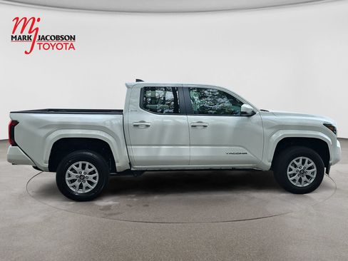 Used 2024 Toyota Tacoma SR5 AWD/4WD image 4