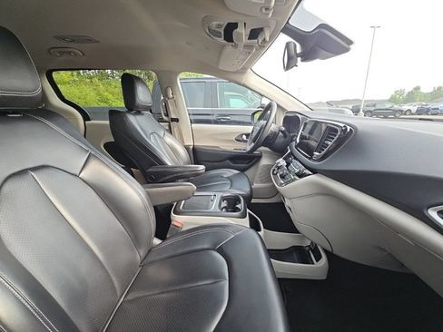 Used 2023 Chrysler Pacifica Touring-L FWD image 4