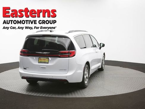 Used 2023 Chrysler Pacifica Limited FWD image 42