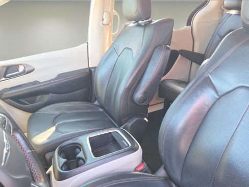 Used 2020 Chrysler Pacifica Touring-L Plus FWD image 32