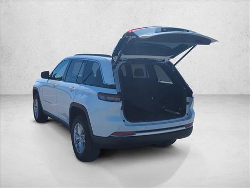 Used 2025 Jeep Grand Cherokee Laredo X w/ Luxury Tech Group I AWD/4WD image 9
