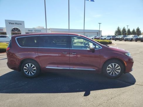 Used 2023 Chrysler Pacifica Limited w/ Uconnect Theater Family Group FWD image 2