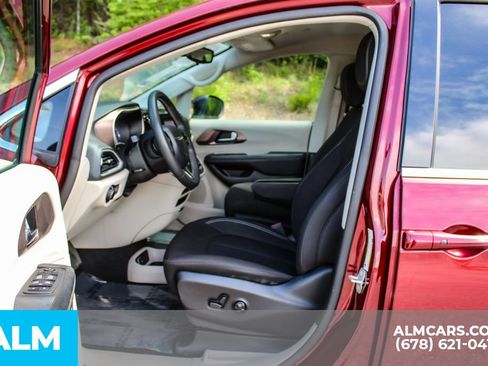 Used 2023 Chrysler Voyager LX FWD image 16