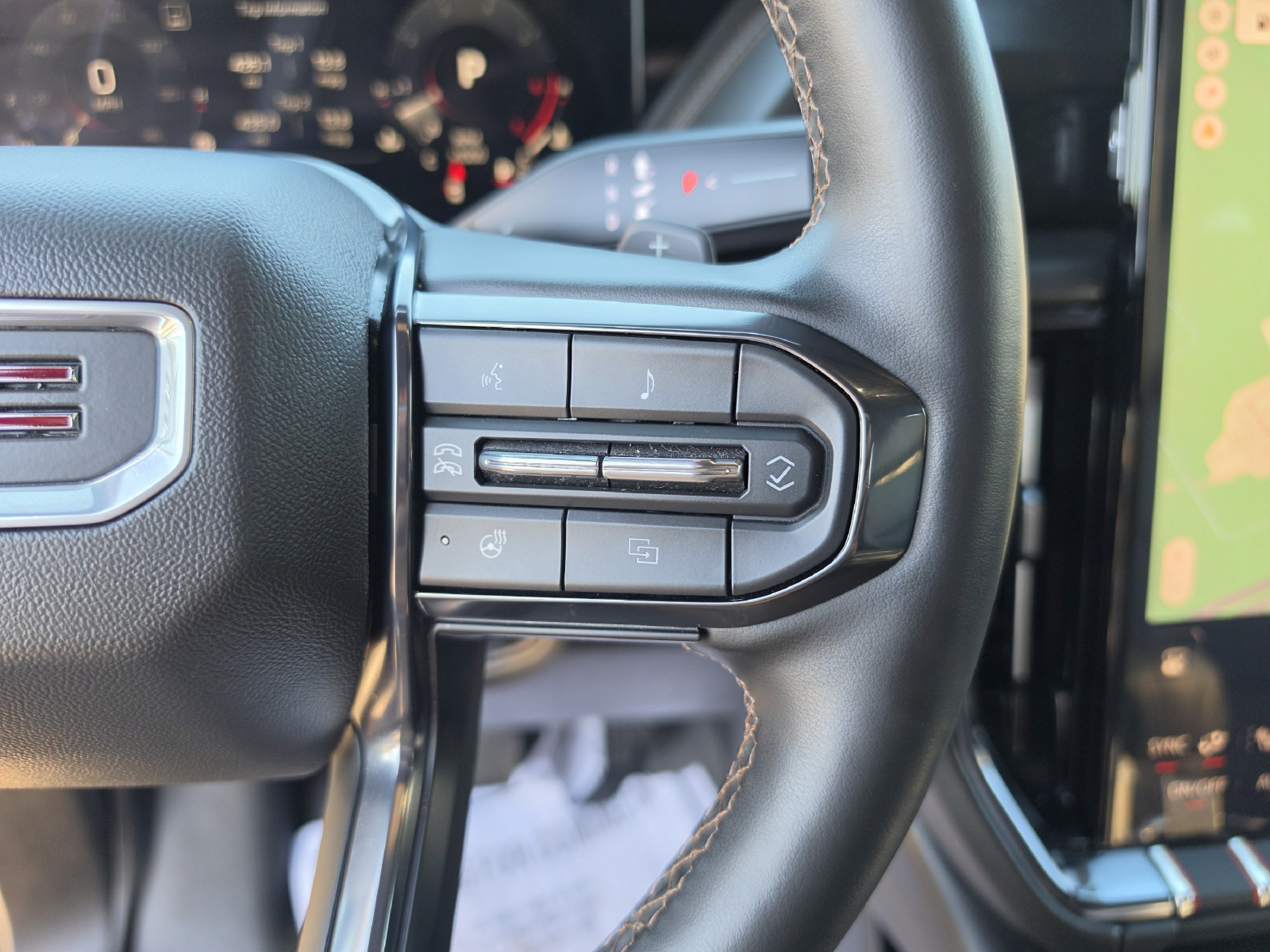 Used 2025 GMC Yukon AT4 w/ AT4 Premium Package AWD/4WD image 34