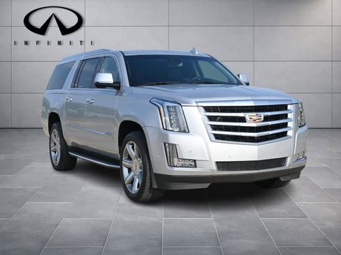 Used 2019 Cadillac Escalade ESV Luxury AWD/4WD image 3