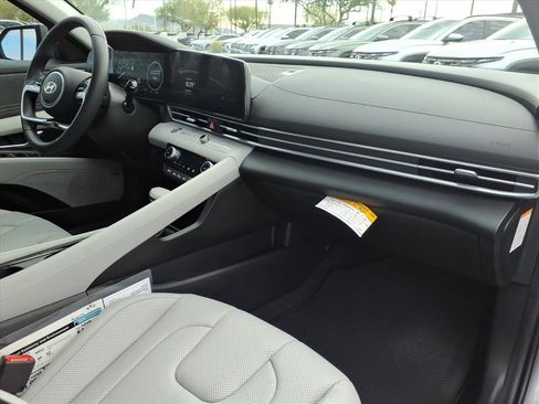 Certified 2025 Hyundai Elantra Limited image 10