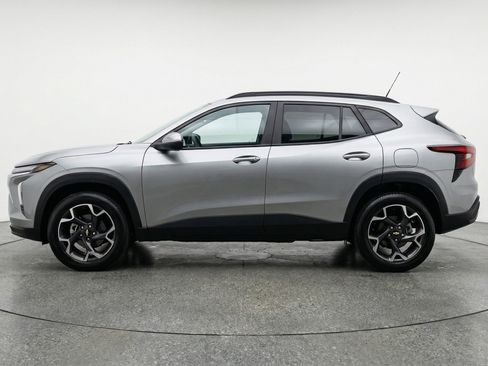 Used 2025 Chevrolet Trax LT w/ LT Convenience Package image 5
