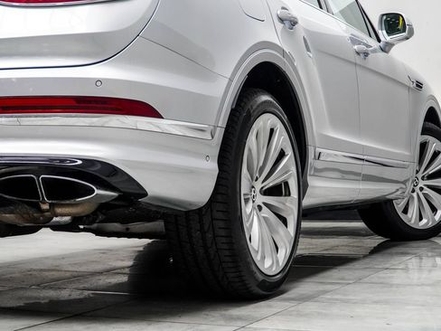 Used 2021 Bentley Bentayga AWD/4WD image 16