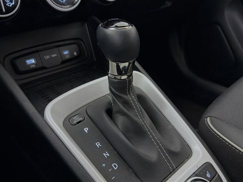 Used 2024 Hyundai Venue Limited image 20