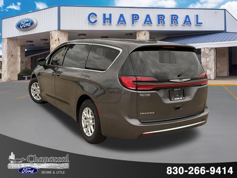 Used 2023 Chrysler Pacifica Touring-L FWD image 4