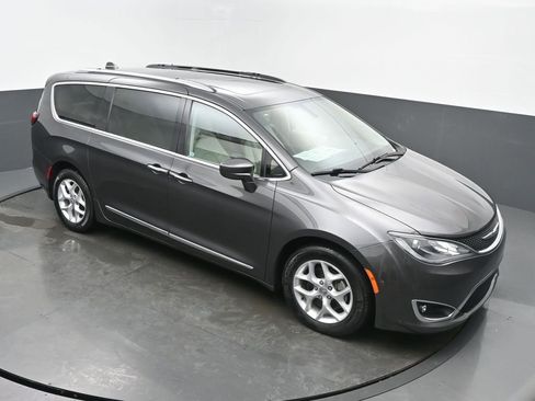 Used 2018 Chrysler Pacifica Touring-L Plus w/ Tire & Wheel Group image 44
