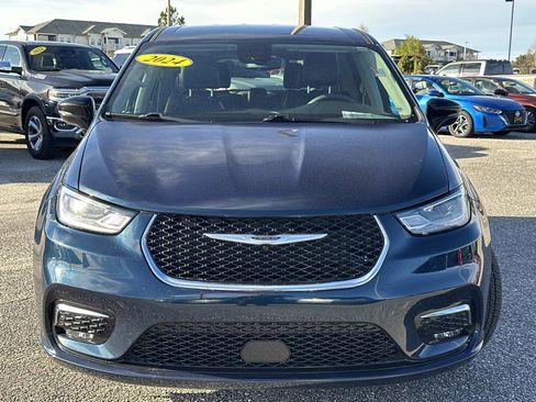 Used 2024 Chrysler Pacifica Touring-L image 2