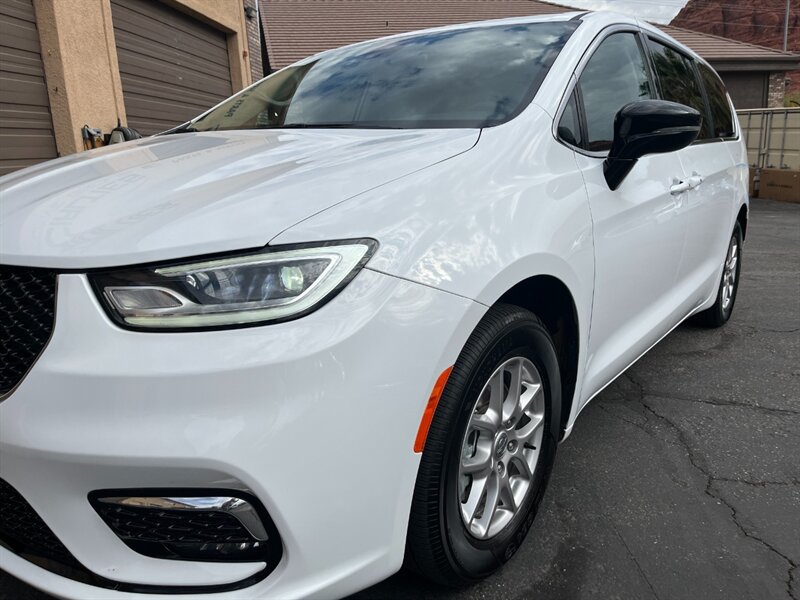 Used 2024 Chrysler Pacifica Touring-L FWD image 22