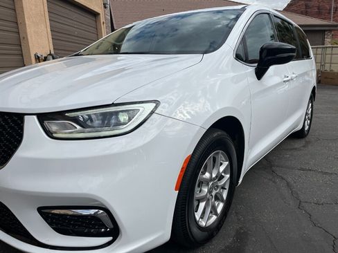 Used 2024 Chrysler Pacifica Touring-L FWD image 22