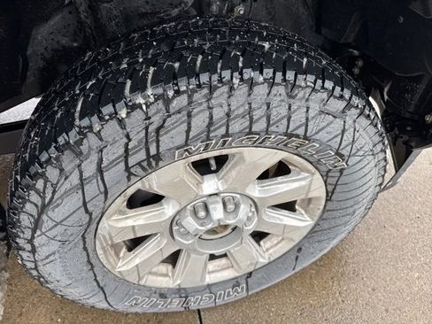 Used 2022 Ford F350 Platinum w/ FX4 Off-Road Package image 9