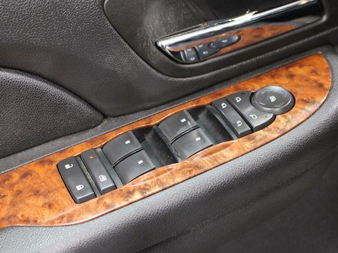 Used 2007 Chevrolet Suburban LT w/ LT Preferred Equipment Group image 7