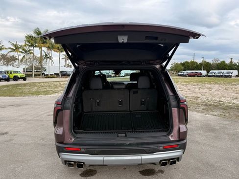 Used 2024 Chevrolet Traverse LT image 36
