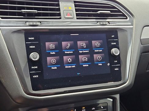 Certified 2024 Volkswagen Tiguan SE FWD image 19