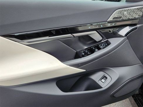 Used 2026 BMW 530i xDrive w/ M Sport Package AWD/4WD image 8