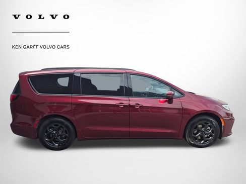 Used 2021 Chrysler Pacifica Limited w/ Uconnect Theater Family Group FWD image 2