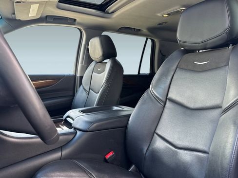 Used 2020 Cadillac Escalade Luxury w/ Escalade Sport Edition image 25