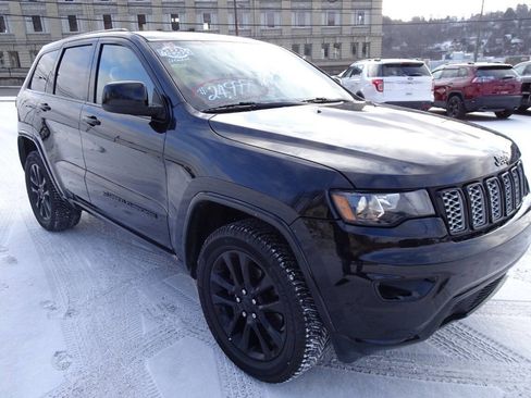 Used 2022 Jeep Grand Cherokee Laredo X image 4