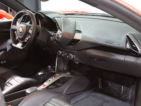 Used 2018 Ferrari 488 GTB RWD image 15