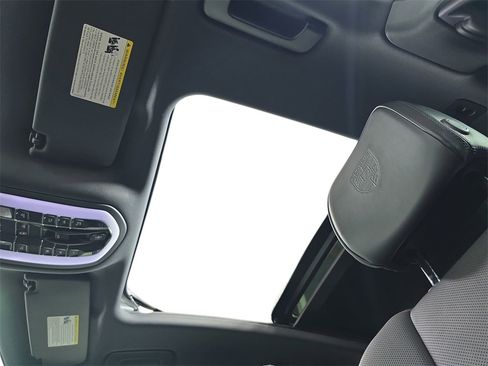 Certified 2025 Porsche Macan image 28