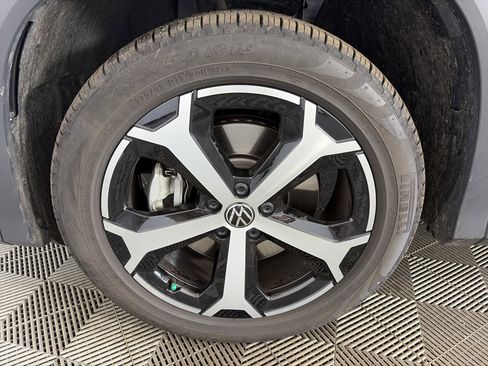 Used 2025 Volkswagen Tiguan SE image 13