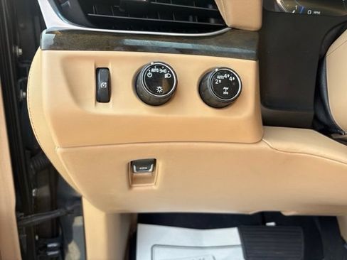Used 2019 Cadillac Escalade Platinum AWD/4WD image 31