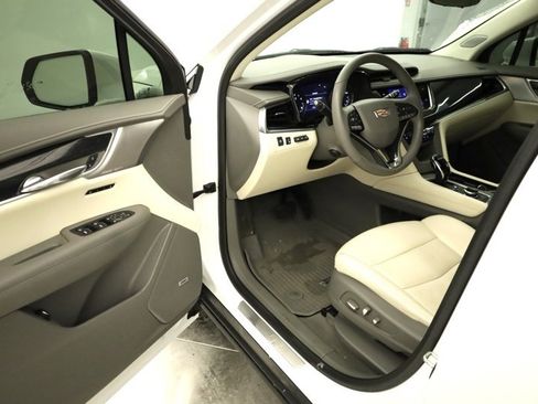 Used 2023 Cadillac XT6 Premium Luxury w/ Technology Package image 9