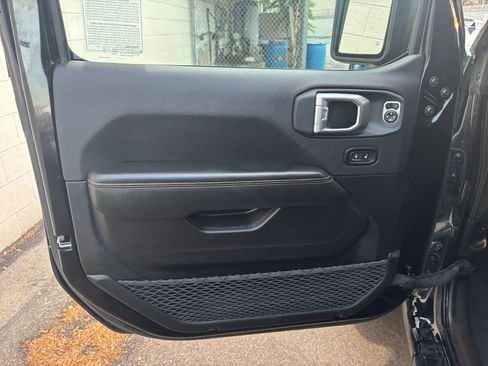 Used 2025 Jeep Wrangler Sahara image 20