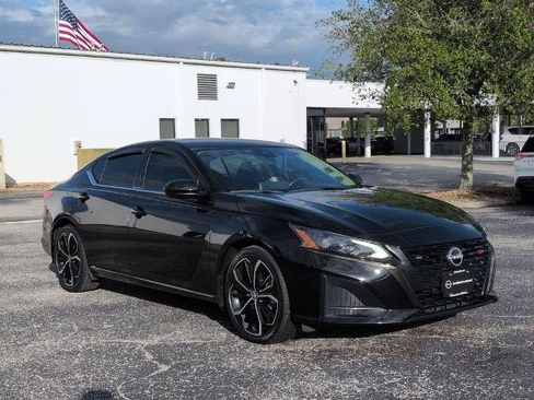 Certified 2023 Nissan Altima 2.5 SR w/ SR Premium Package FWD image 2