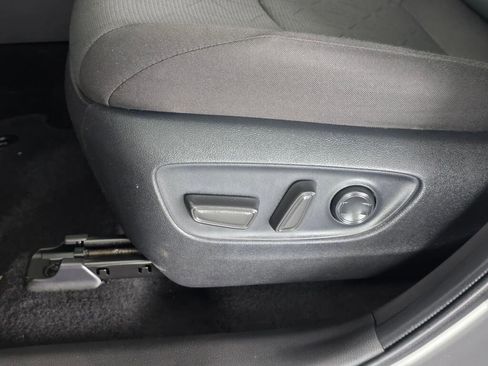 Used 2025 Toyota RAV4 XLE AWD/4WD image 23