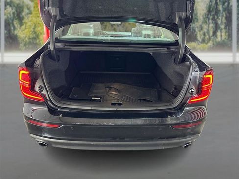 Used 2019 Volvo S60 T6 Momentum w/ Premium Package image 12